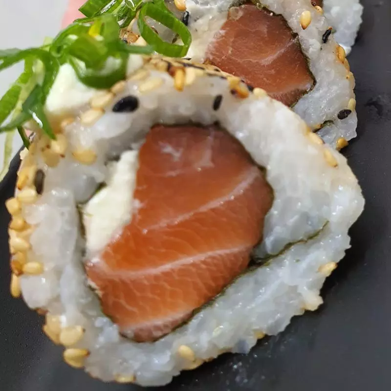 URAMAKI DE SALMÃO 10 unidades