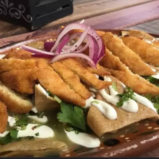 Chilaquiles con pechuga empanizada