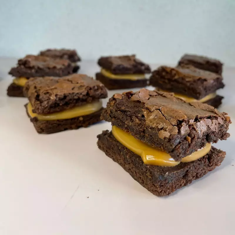 Sanduíche de brownie c doce de leite