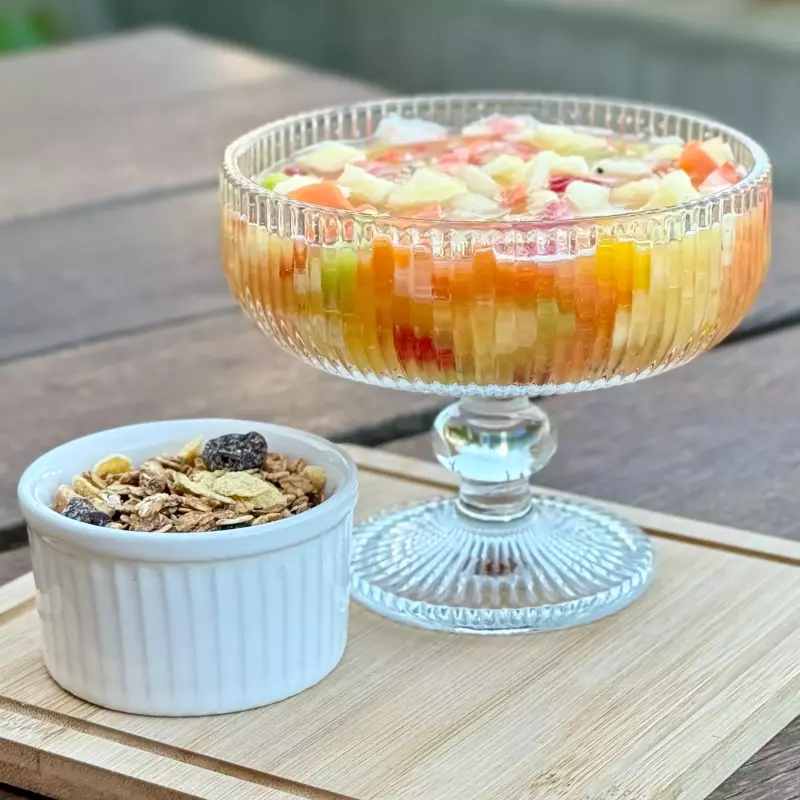 Salada de fruta com granola