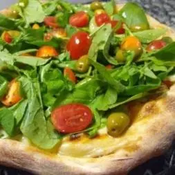 • Pizza de Rúcula y Tomates Con casé