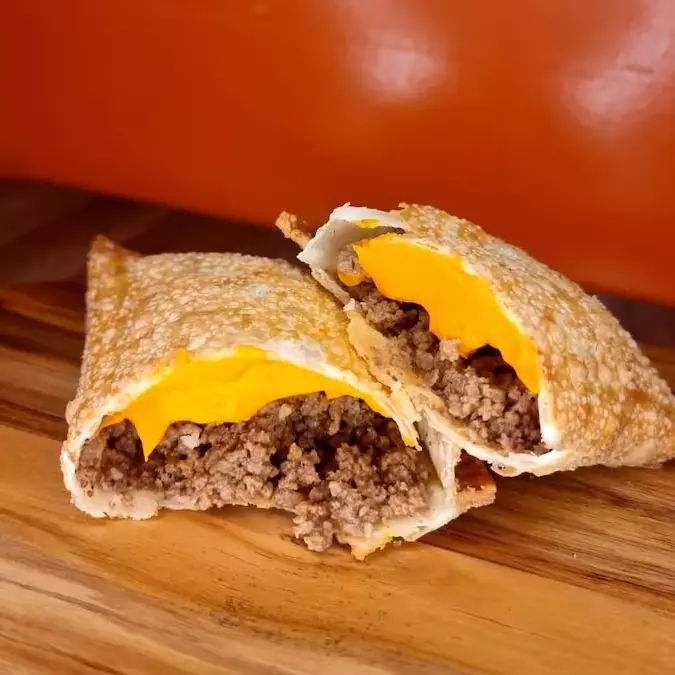 Pastel de Carne, cheddar e doritos.