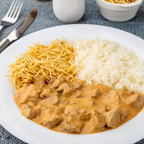 Strogonoff frango com arroz e batata
