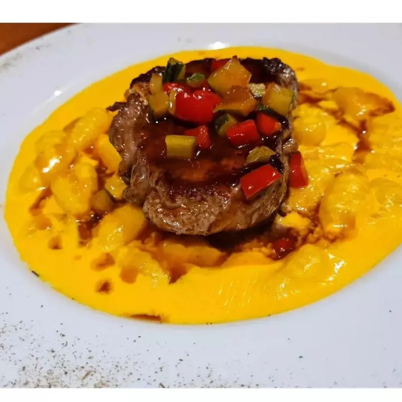 BIFE CON ÑOQUIS A LA HUANCAINA