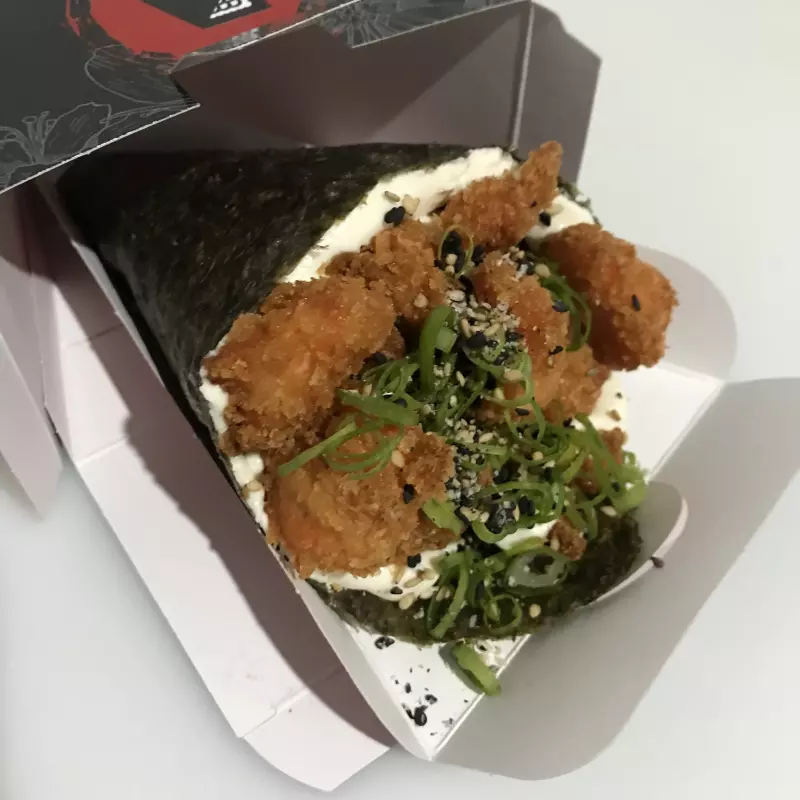 Temaki de cubos de salmão empanado