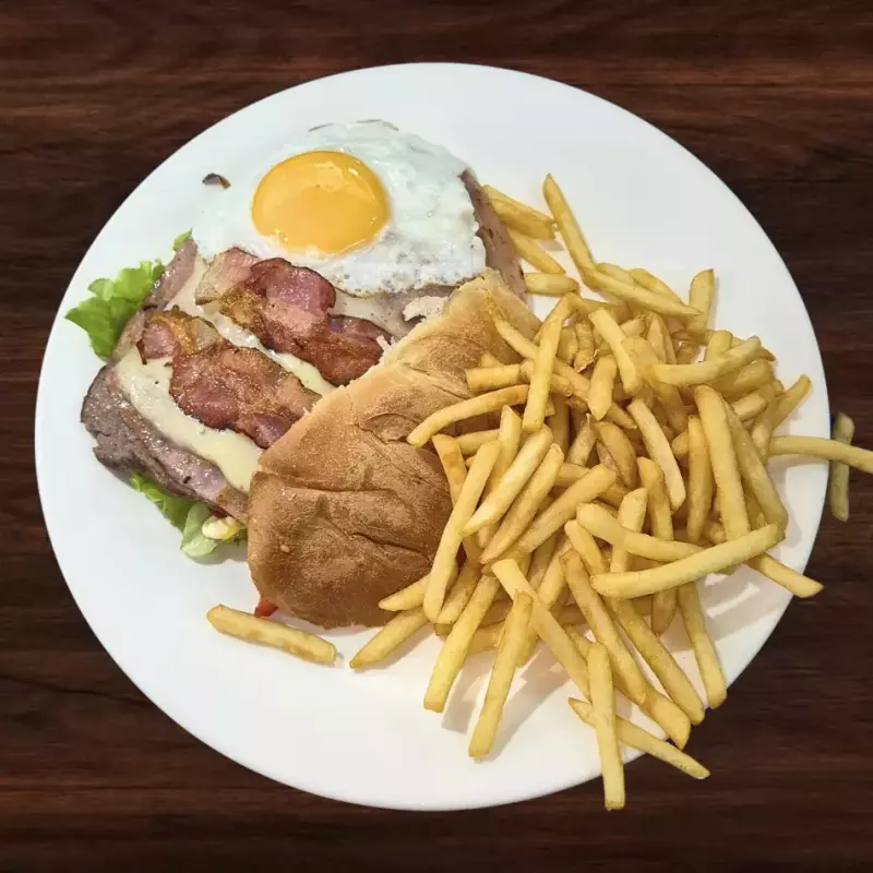 Chivito DELI al pan con papas fritas