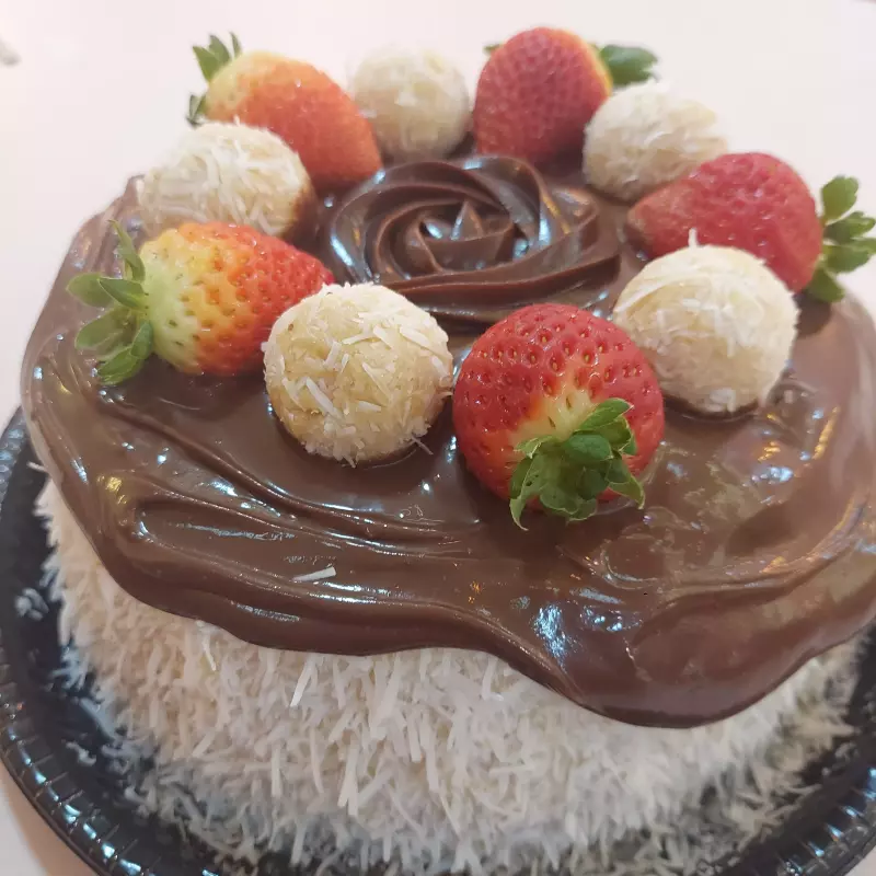Bolo vulcão de beijinho