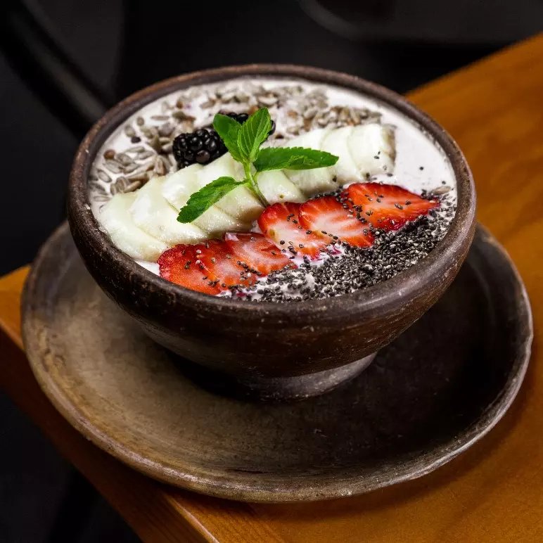 Bowl de Frutas con Yogurt de Nuez