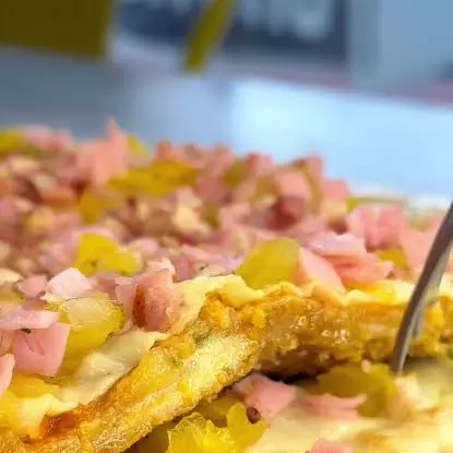 Milanesa de res hawaiana con papas