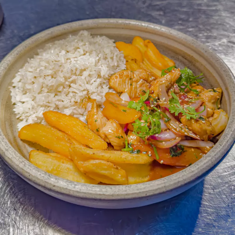 POLLO SALTADO AL WOK
