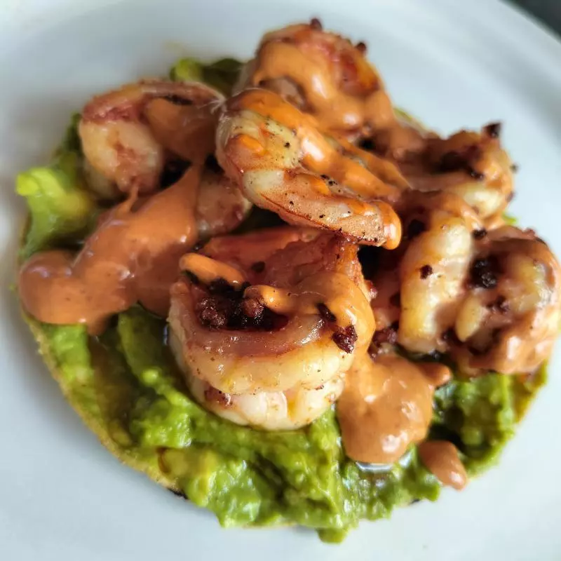 Tostada de camarón con aguacate