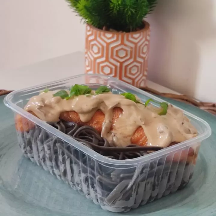 Salmão com fettuccini negro(copy)