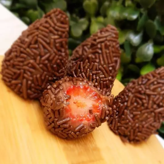 PORÇÃO MINI COXINHA DE MORANGO COM 4 UNIDADES