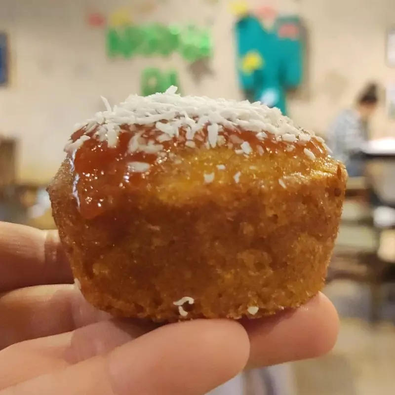 Bolinho de fubá com goiabada