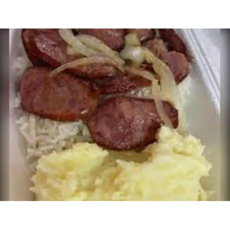 Calabresa acebolada com pure de batata