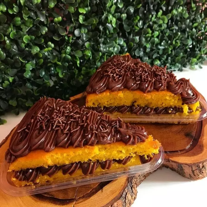 Fatia torta cenoura com brigadeiro