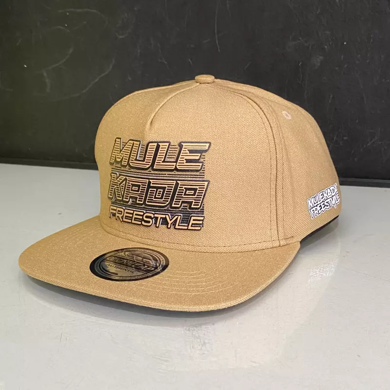 BONÉ BEGE E PRETO ABA RETA