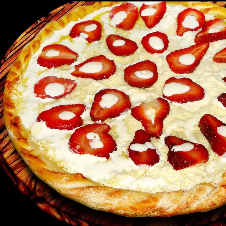 PIZZA CHOCOLATE BRANCO C/ MORANGO