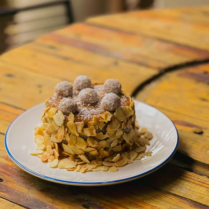 Bolo de Doce de Leite com Amêndoas