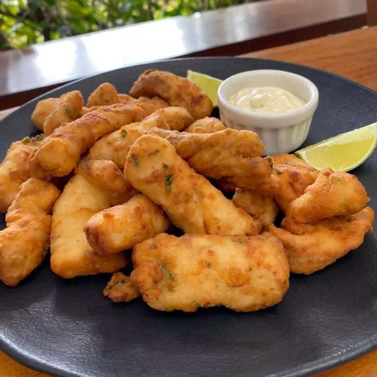 Isca de peixe com molho da casa