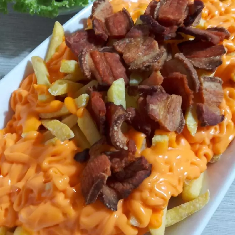 BATATA PALITO COM BACON E CHEDDAR