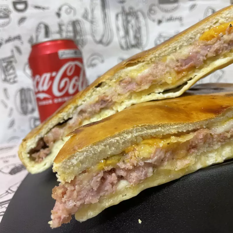 2pastelão de presunto-queijo+1 lata