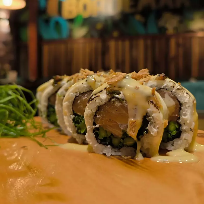 SAKE AVOCADO MAKI