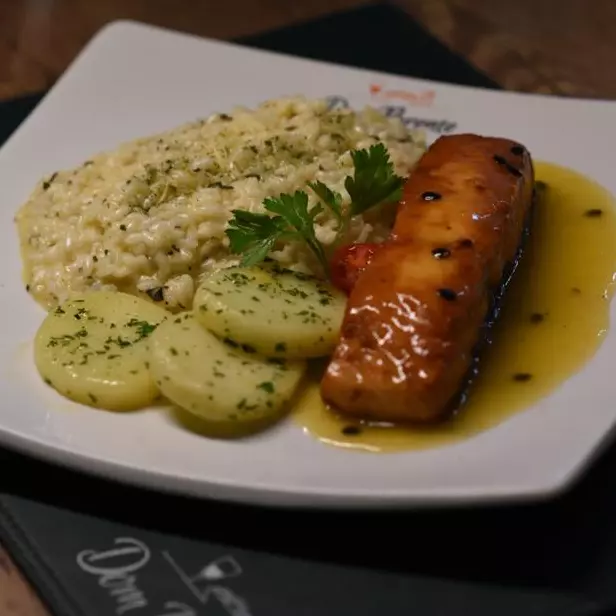 SALMÃO AO MOLHO DE MARACUJÁ