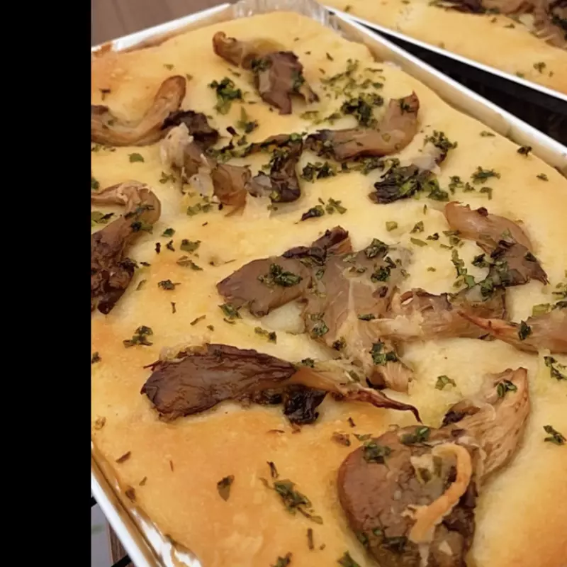 Focaccia shimeji na manteiga