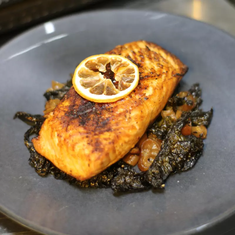 Salmón Salvaje con algas al vapor