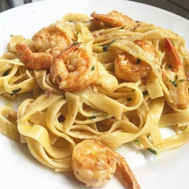 Fettuccine com camarão ao alho óleo