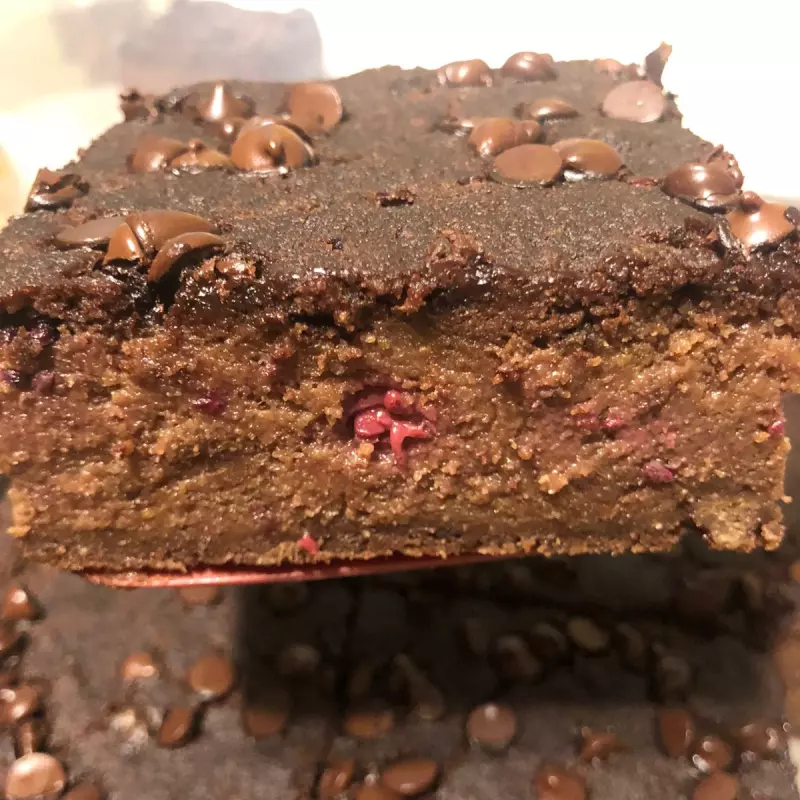 Budín de pan sabor cacao y moras