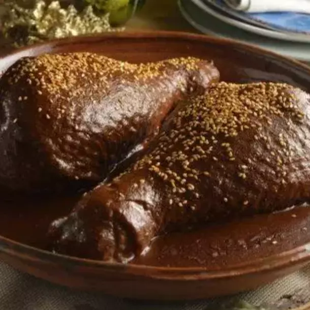 PIERNA DE GUAJOLOTE EN MOLE NEGRO