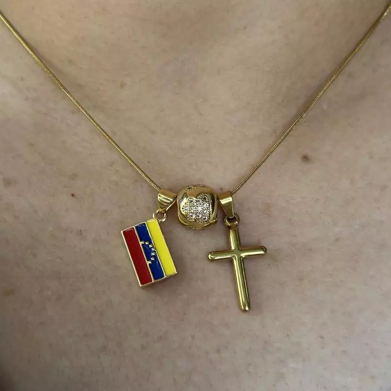 Collar bandera cruz