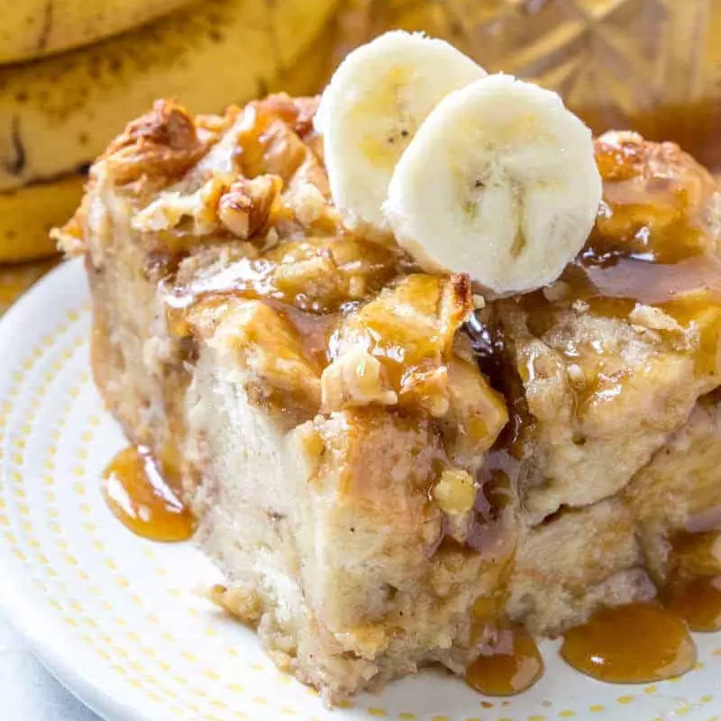 Budín de pan sabor banano y nueces