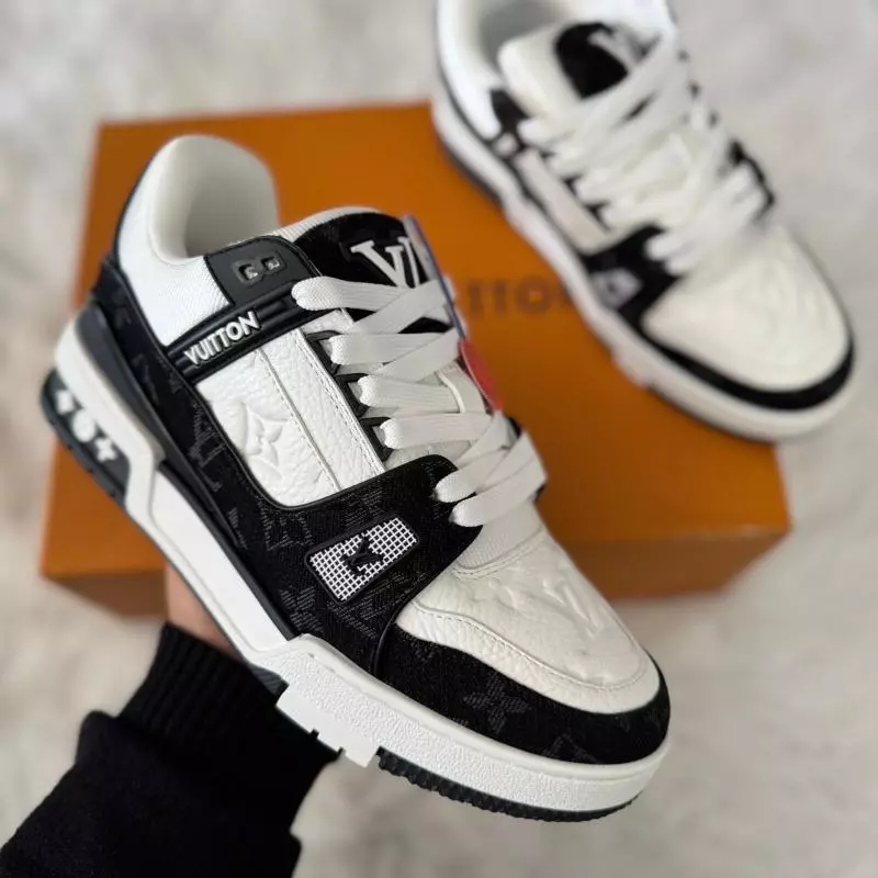 LOUIS VUITTON TRAINER WHITE&BLACK