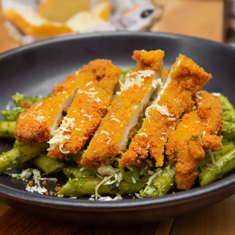 Pasta penne con pollo crispy
