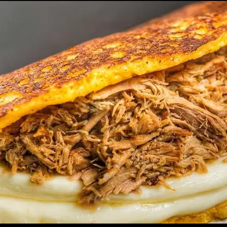 Cachapa 1 Q/Mano y Pollo Mechado.