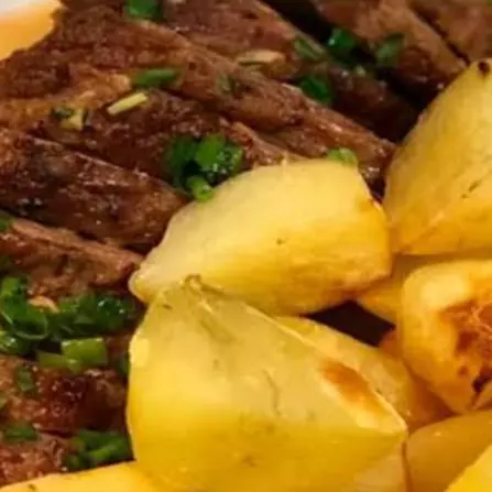 Carne assada com batata corada