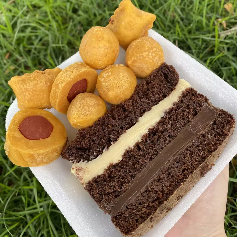 Fatia de bolo +  8 salgados sortidos