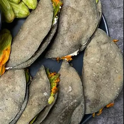 Quesadilla de flor de calabaza