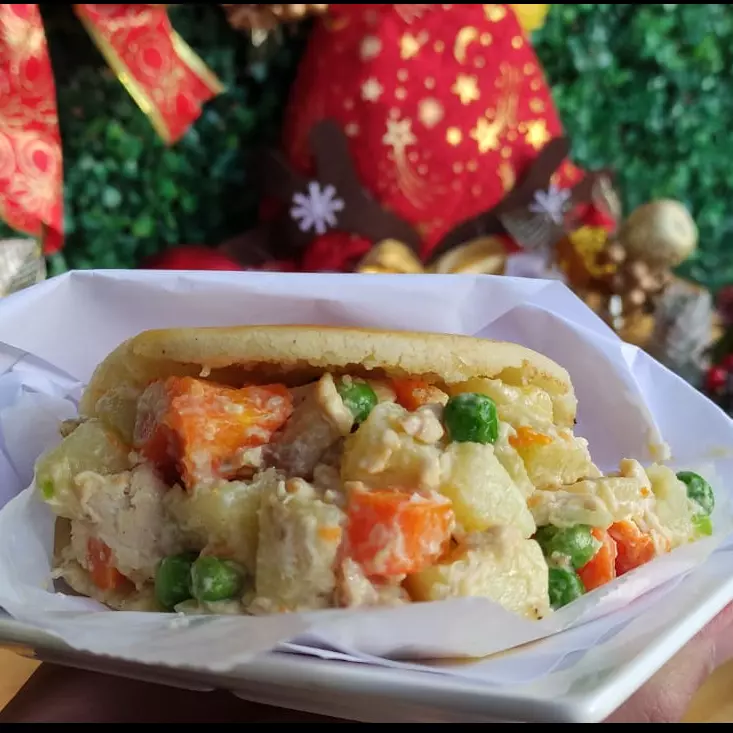 Arepa de ensalada de gallina