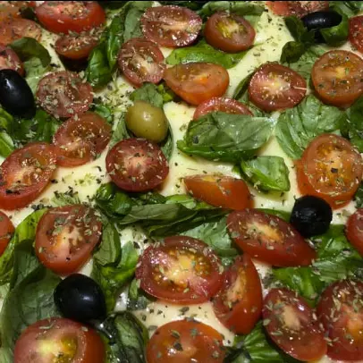 50. PIZZA DE ALBAHACA Y CHERRY