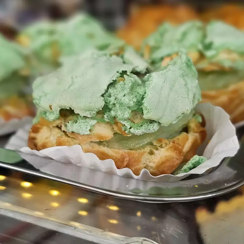 Porción de profiteroles de melocotón