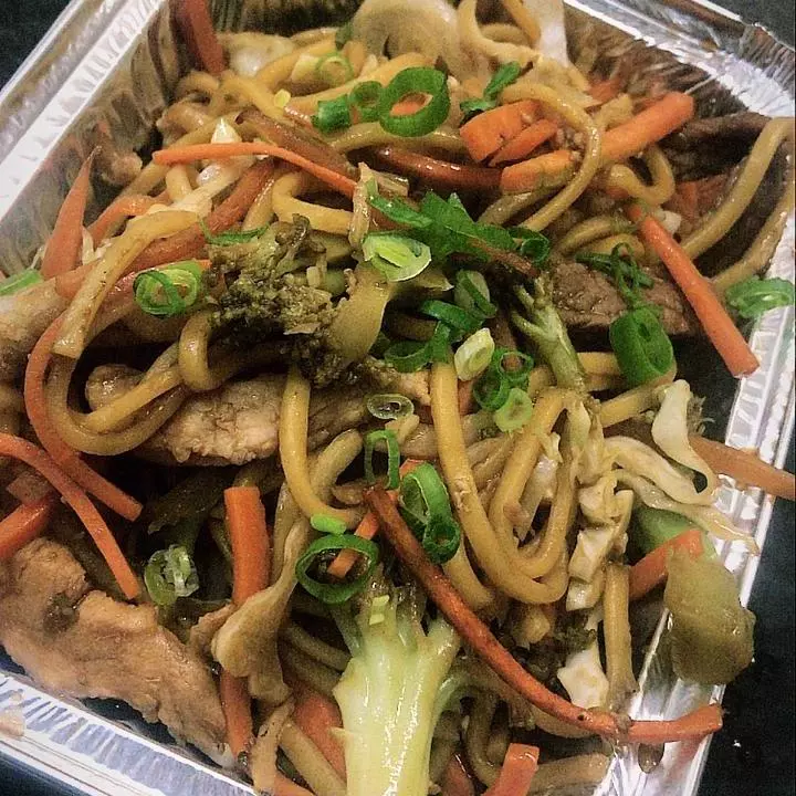 Yakisoba misto ou carne 400gr)