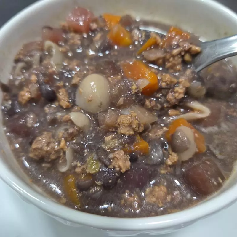 Sopa de feijão com carne moída