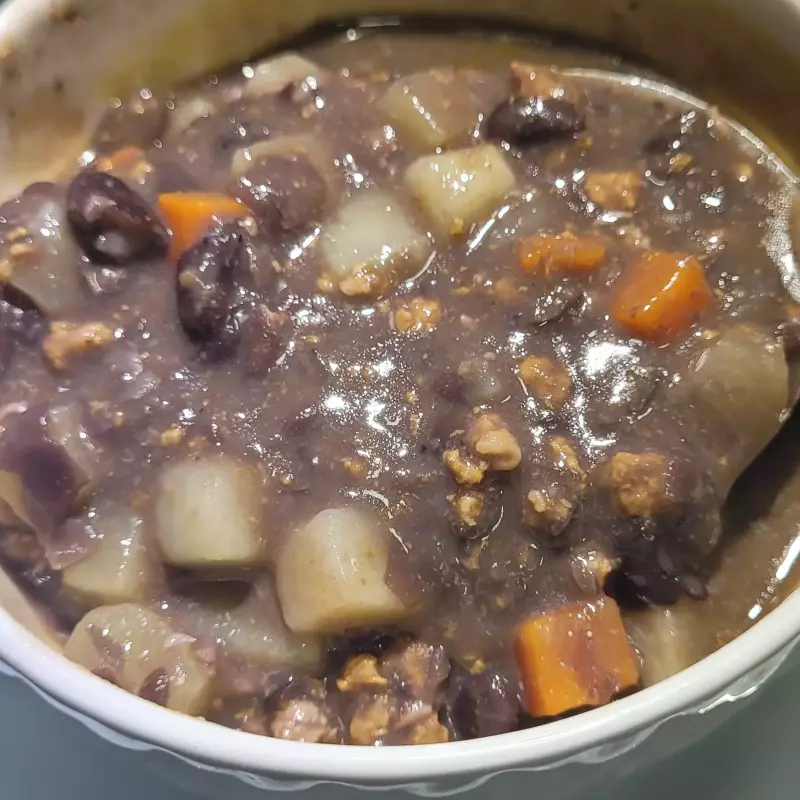 Sopa de feijão com carne moída