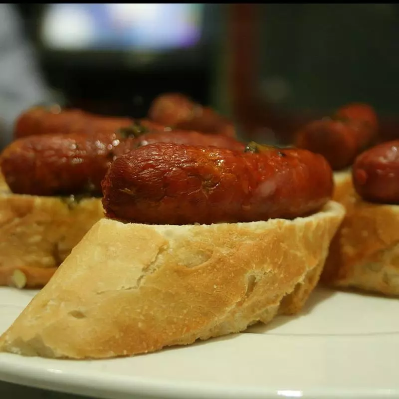 Chorizo con Montaditos de Queso