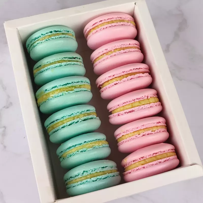 12 Macarons