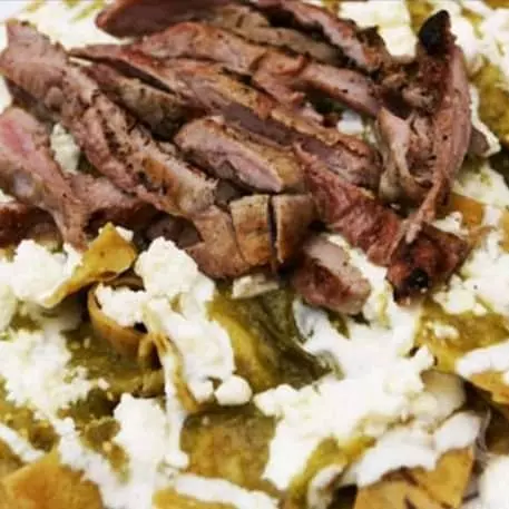 Chilaquiles con bistec